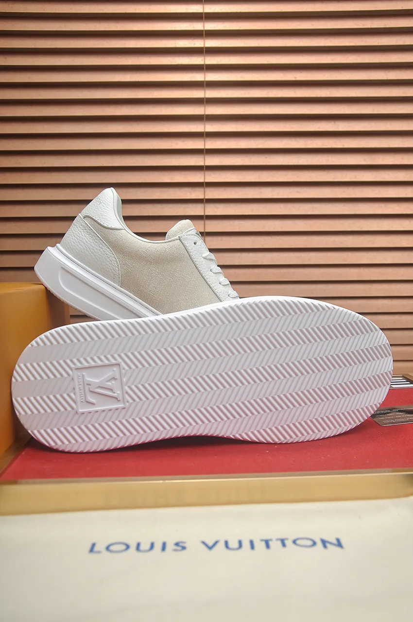 Men's men's shoes 💰640💶Original development, quality shipping, welcome to compare - LV sneaker series sports shoes introduce the loose silhouette of the ready-to-wear series into the spring and summer men's wear shows and make an eye-catching appearance. The cow leather upper is combined with rough fabric laces, and colorful beading highlights the brand's classic elements. LV letters mark the tongue and Monogram floral outsole. Mixed materials Made of top-grain cowhide, thick shoelace design, large Monogram print on the side, mesh lining and cotton feet, the comfort is as extreme as ever, premium heritage, quality first, worth owning! Size: Men’s 38-45 (45 is custom-made and cannot be returned or exchanged)